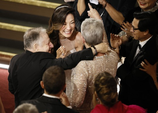 배우 양자경(양쯔충, Michelle Yeoh, 60)이 아시아 배우 최초로 아카데미에서 여우주연상을 수상했다.[연합·로이터]