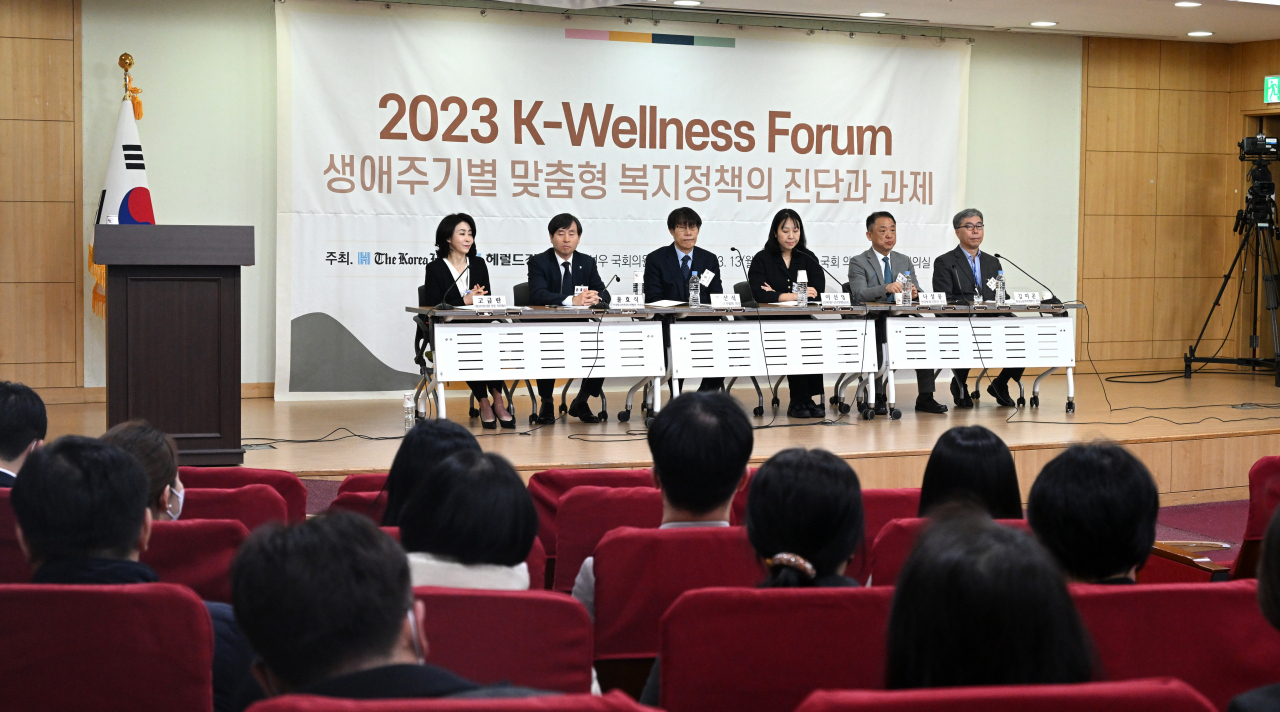 ‘2023 K-웰니스 포럼’에 참가한 패널들이 열띤 토의를 하고 있다. 왼쪽부터 고금란 아동권리보장원 부원장, 윤효식 한국청소년상담복지개발원 이사장, 이삼식 인구보건복지협회 회장, 이선영 보건복지부 인구정책총괄과장, 나성웅 한국보육진흥원 원장, 김미곤 한국노인인력개발원 원장. 임세준 기자/jun@heraldcorp.com
