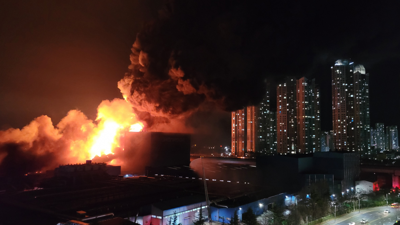 12일 오후 10시 9분께 대전시 대덕구 목상동 한국타이어 공장에서 불이 났다. "공장 내부 기계에서 불이 났다"는 신고를 받고 출동한 소방당국은 오후 10시 34분께 대응 2단계를 발령하고 진화작업을 벌이고 있다. [연합]