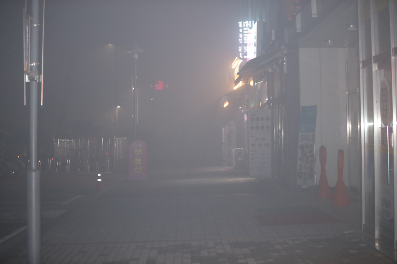 12일 오후 10시 9분께 한국타이어 대전공장에서 난 불로 인근 아파트 단지에 연기가 자욱하게 퍼져 있다. 지금까지 연기 흡입 등으로 작업자 등 11명이 병원으로 옮겨졌다.[연합]