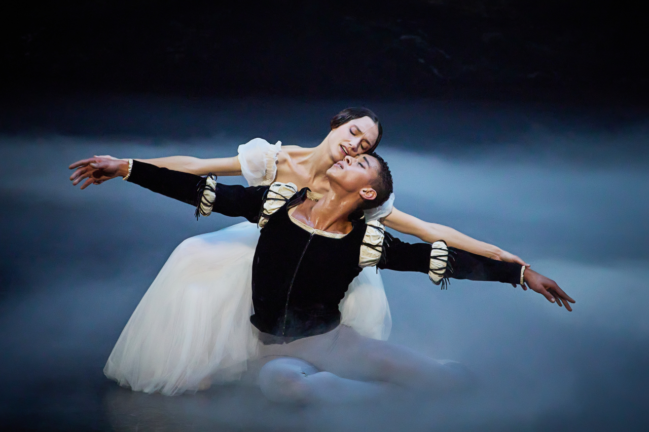 Guillaume Diop performs Albrecht in "Giselle" in Seoul on Saturday. (LG Arts Center)