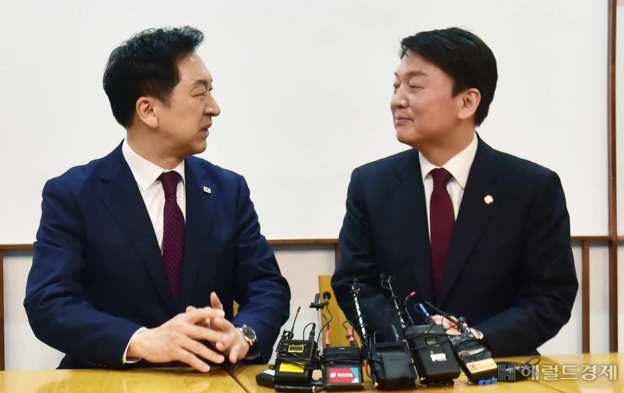 김기현 국민의힘 대표가 13일 서울 여의도 국회 인근 한 카페에서 안철수 의원과 만나 인사를 나누고 있다. 임세준 기자