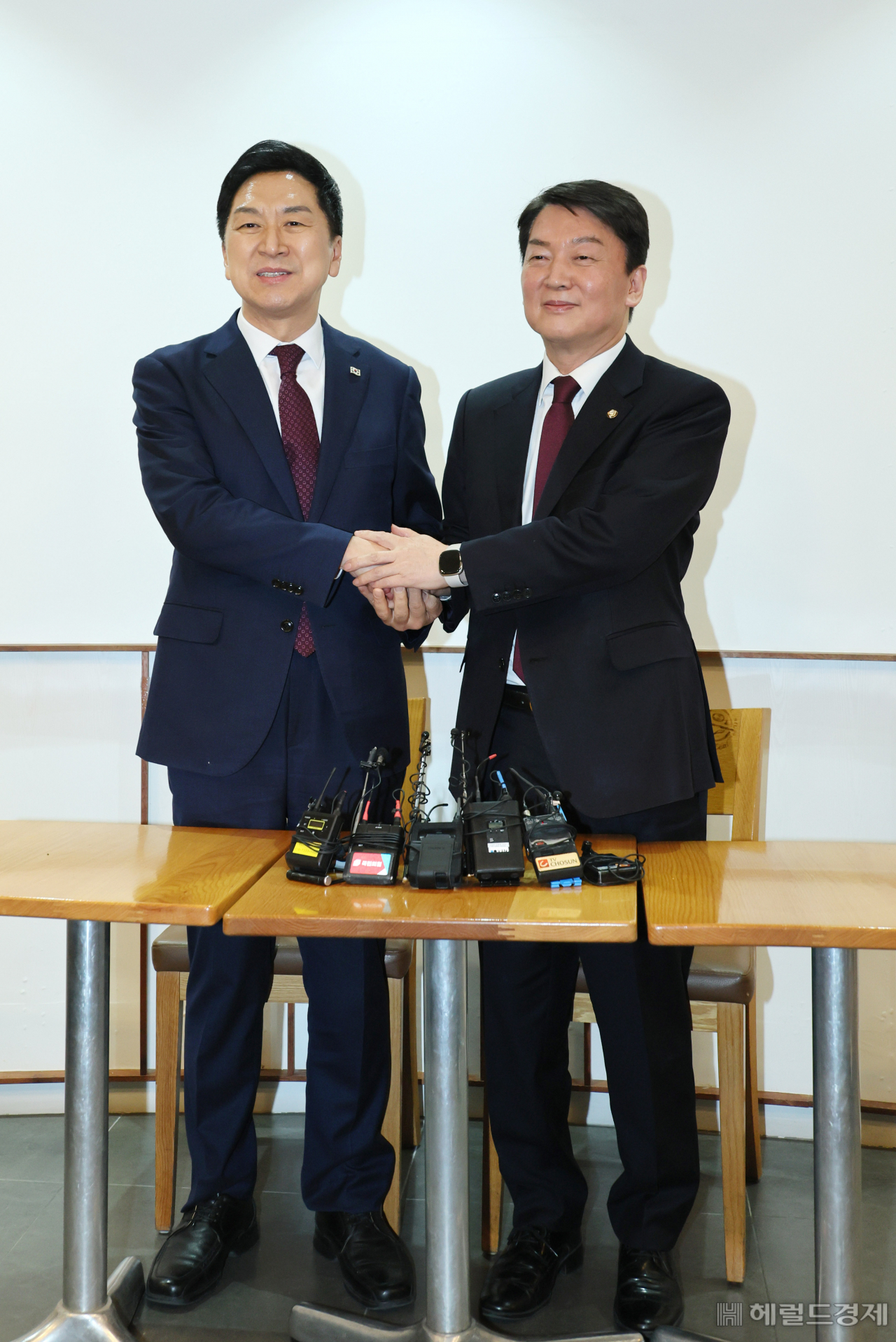 국민의힘 김기현(왼쪽) 대표와 안철수 의원이 13일 서울 여의도 국회 인근 한 카페에서 만나 악수를 나누고 있다. 임세준 기자