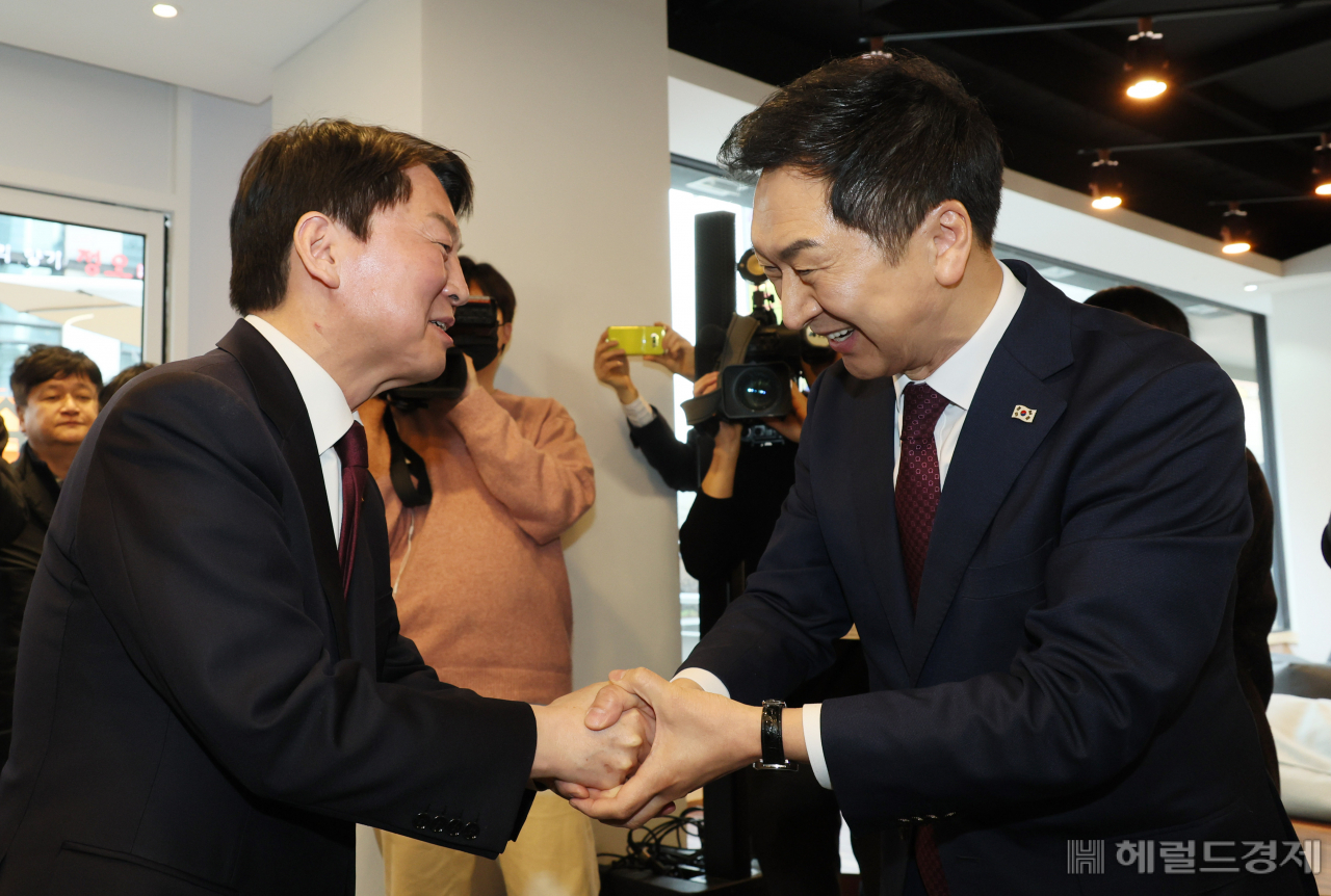 국민의힘 김기현 대표와 안철수 의원이 13일 서울 여의도 국회 인근 한 카페에서 만나 악수를 나누고 있다. 임세준 기자