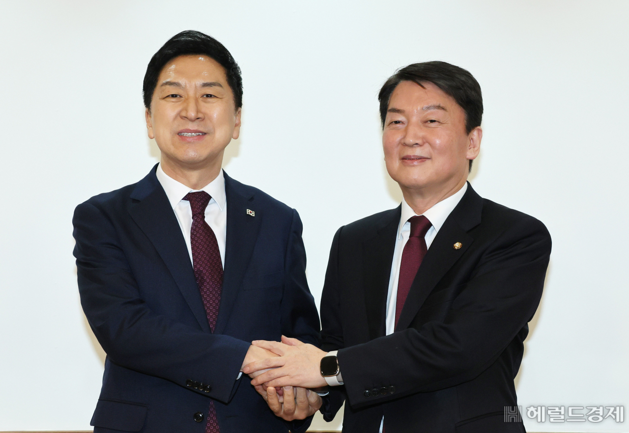 국민의힘 김기현 대표와 안철수 의원이 13일 서울 여의도 국회 인근 한 카페에서 만나 악수를 나누고 있다. 임세준 기자