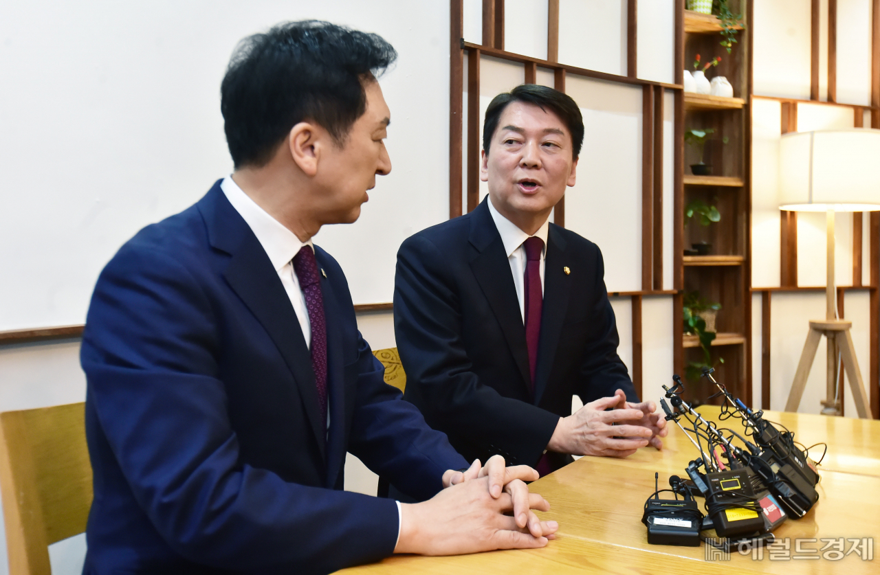 국민의힘 김기현 대표가 13일 서울 여의도 국회 인근 한 카페에서 안철수 의원과 만나 인사를 나누고 있다. 임세준 기자