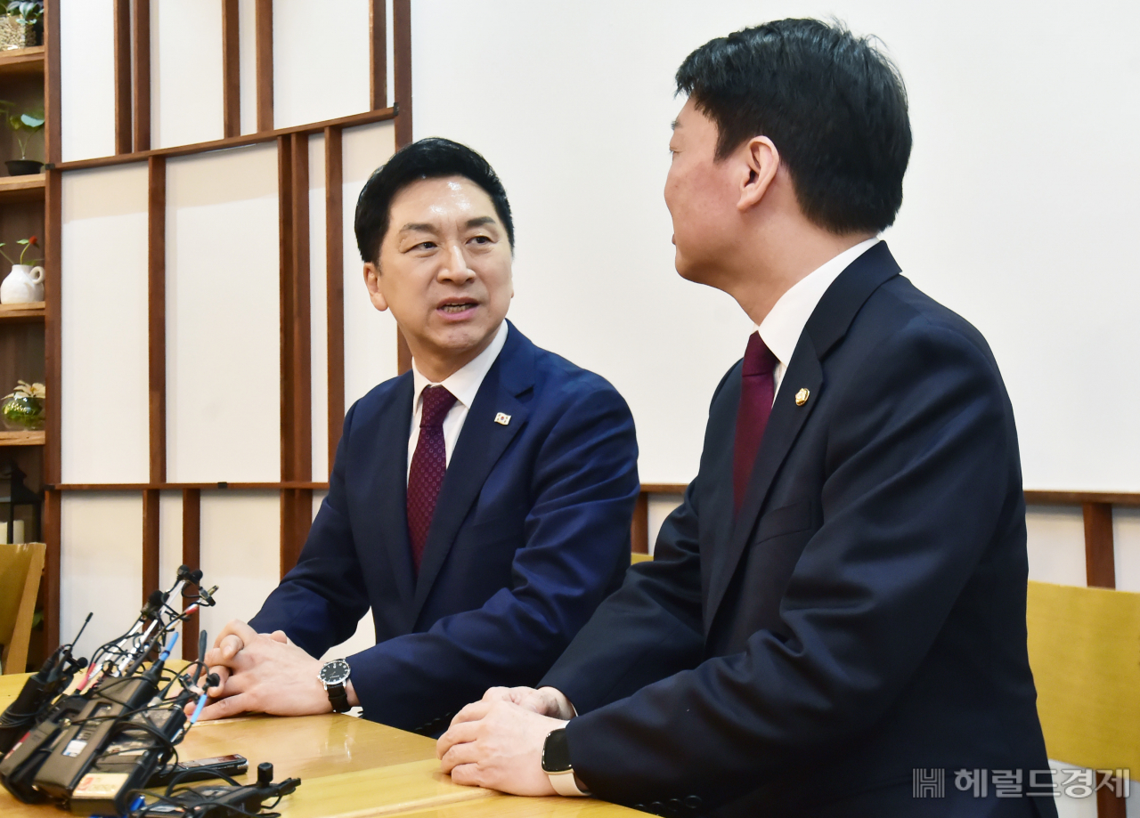 국민의힘 김기현 대표가 13일 서울 여의도 국회 인근 한 카페에서 안철수 의원과 만나 인사를 나누고 있다. 임세준 기자