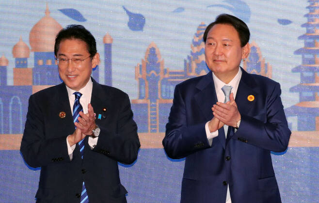 윤석열 대통령이 지난해 11월 12일(현지시간) 오전 캄보디아 프놈펜 한 호텔에서 열린 아세안(ASEAN·동남아국가연합)+3(한중일) 정상회의에 참석, 기시다 후미오 일본 총리와 기념촬영을 하고 있다. [연합]