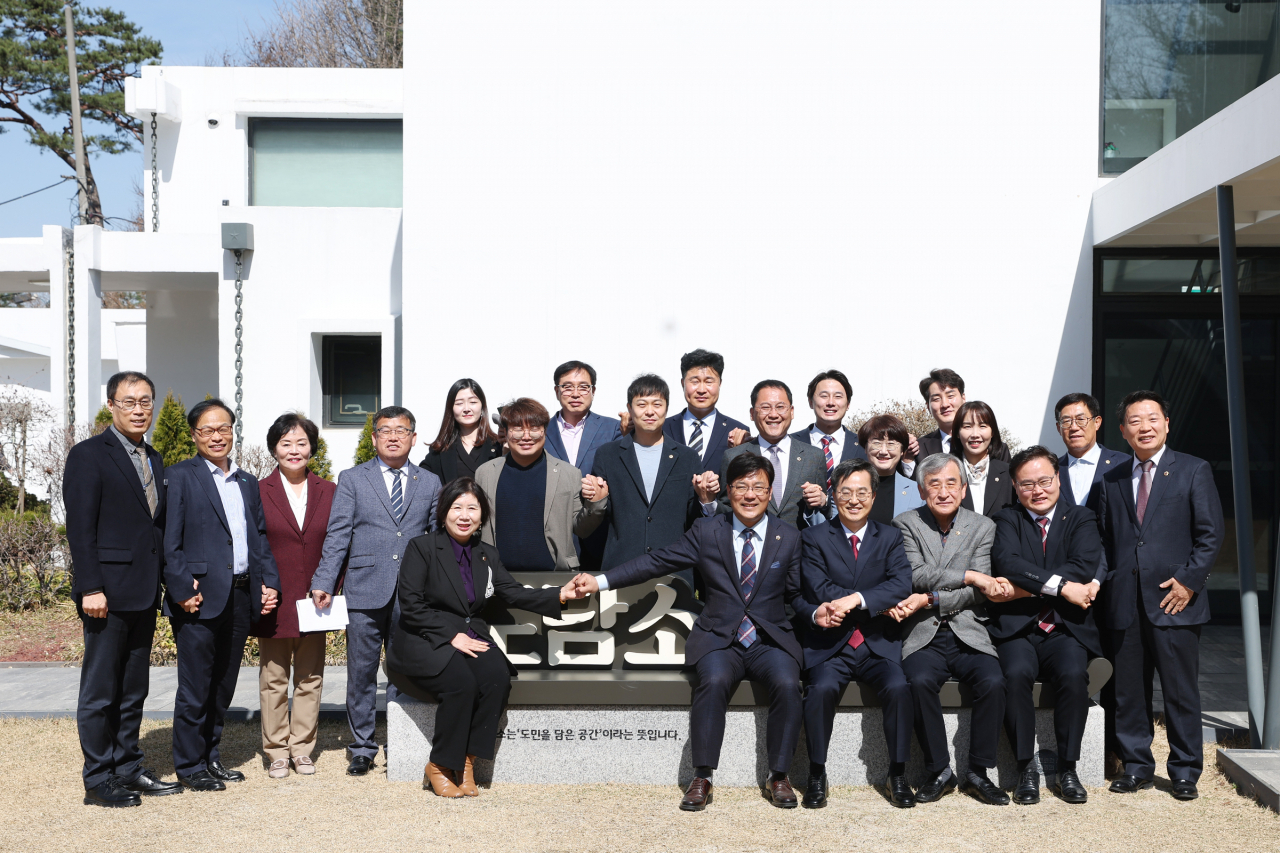 13일 오전 수원 도담소에서 김동연 경기도지사 및 제363회 임시회 및 제365회 정례회 '도정질문' 의원 등이 기념촬영을 하고 있다.