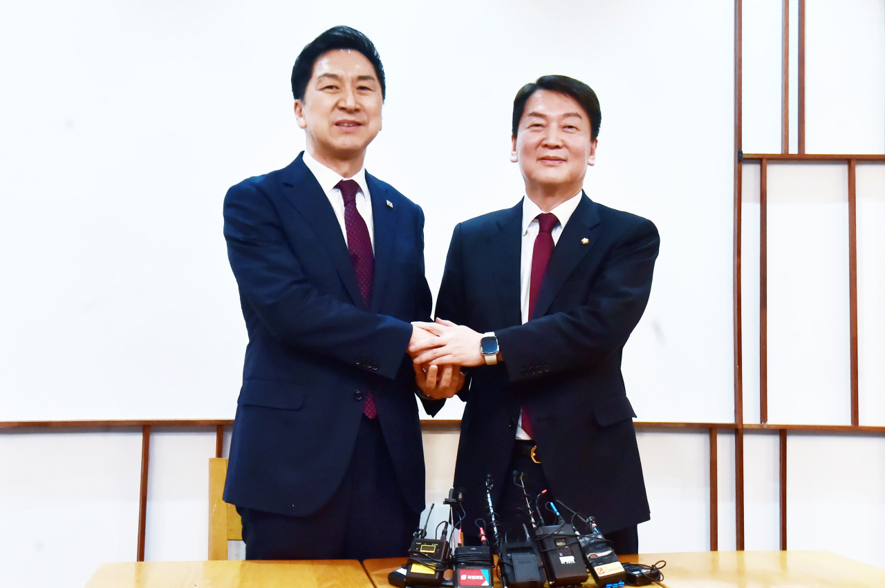 김기현 국민의힘 대표가 13일 서울 여의도 국회 인근 한 카페에서 안철수 의원과 만나 악수를 나누고 있다. 임세준 기자