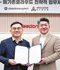대동애그테크 권기재 대표(왼쪽)와 메가존클라우드 AWS사업 총괄 황인철 대표가 업무협약을 하고 있다. [대동 제공]