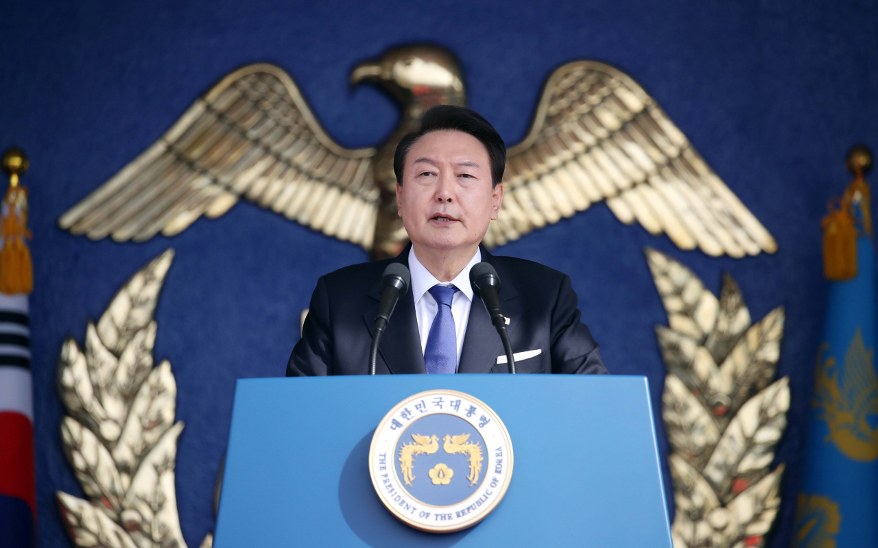 윤석열 대통령이 지난 10일 경상남도 창원시 진해구 해군사관학교에서 열린 제77기 졸업 및 임관식에서 축사를 하고 있다. [연합]