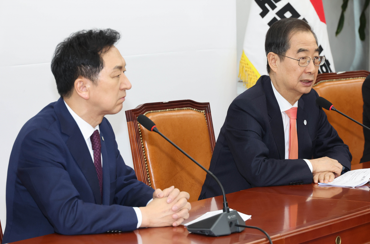 김기현 국민의힘 대표가 13일 국회 대표실을 예방한 한덕수 국무총리와 회동에서 한 총리의 인사말을 듣고 있다.[연합]