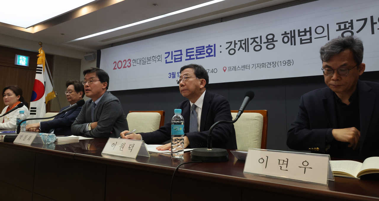 현대일본학회가 13일 한국프레스센터에서 강제징용 해법의 평가와 의미를 주제로 긴급토론회를 하고 있다. [연합]