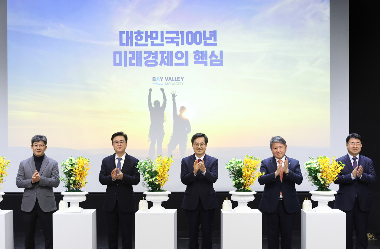 13일 오후 충남 아산 모나무르에서 열린 경기·충남 베이밸리 메가시티 세미나에서 김동연 경기도지사, 김태흠 충청남도지사, 주형철 경기연구원장, 유동훈 충남연구원장 등이 화분 물주기 퍼포먼스 및 기념촬영을 하고 있다.