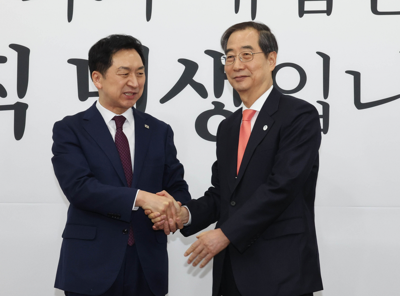 김기현(왼쪽) 국민의힘 대표가 13일 국회 대표실을 예방한 한덕수 국무총리와 인사하고 있다. [연합]