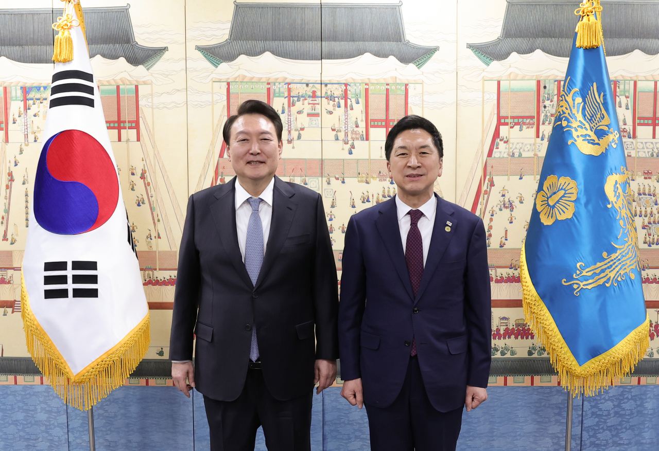 윤석열 대통령이 13일 오후 서울 용산 대통령실 청사에서 열린 국민의힘 신임 지도부 초청 만찬에서 김기현 국민의힘 대표와 기념촬영을 하고 있다.[연합]