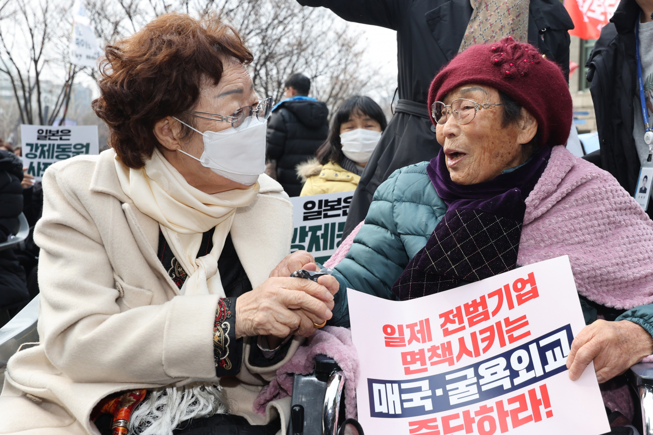 서울광장에서 열린 서울시민 평화인권훈장수여식에서 강제동원 피해자 양금덕 할머니와 위안부 피해자인 이용수 할머니가 손을 잡고 인사를 나누고 있다. [연합]