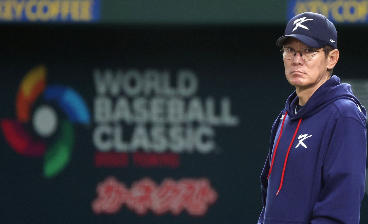 13일 오후 일본 도쿄돔에서 열린 2023 월드베이스볼클래식(WBC) B조 본선 1라운드 한국과 중국의 경기를 앞두고 이강철 감독이 굳은 표정으로 선수들의 타격 훈련을 지켜보고 있다. 연합뉴스