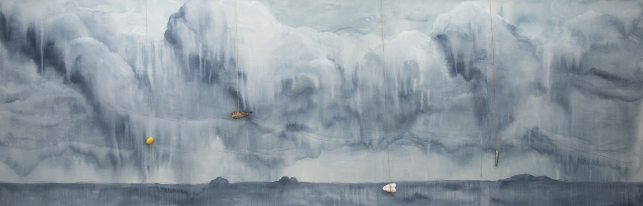 강홍구, 구름과 바다, 천 위에 아크릴과 오브제, 148x438cm, 2023 [사비나미술관 제공]