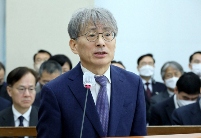 김광동 진실화해위원장이 13일 오전 열린 국회 행정안전위원회 전체회의에서 업무보고를 하고 있다. [연합뉴스]