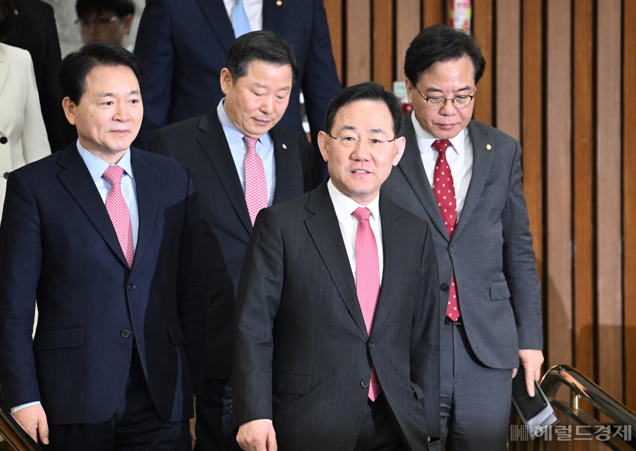 국민의힘 원내대책회의가 14일 서울 영등포구 여의도 국회에서 열려 주호영 원내대표를 비롯한 지도부가 입장하고 있다. 임세준 기자