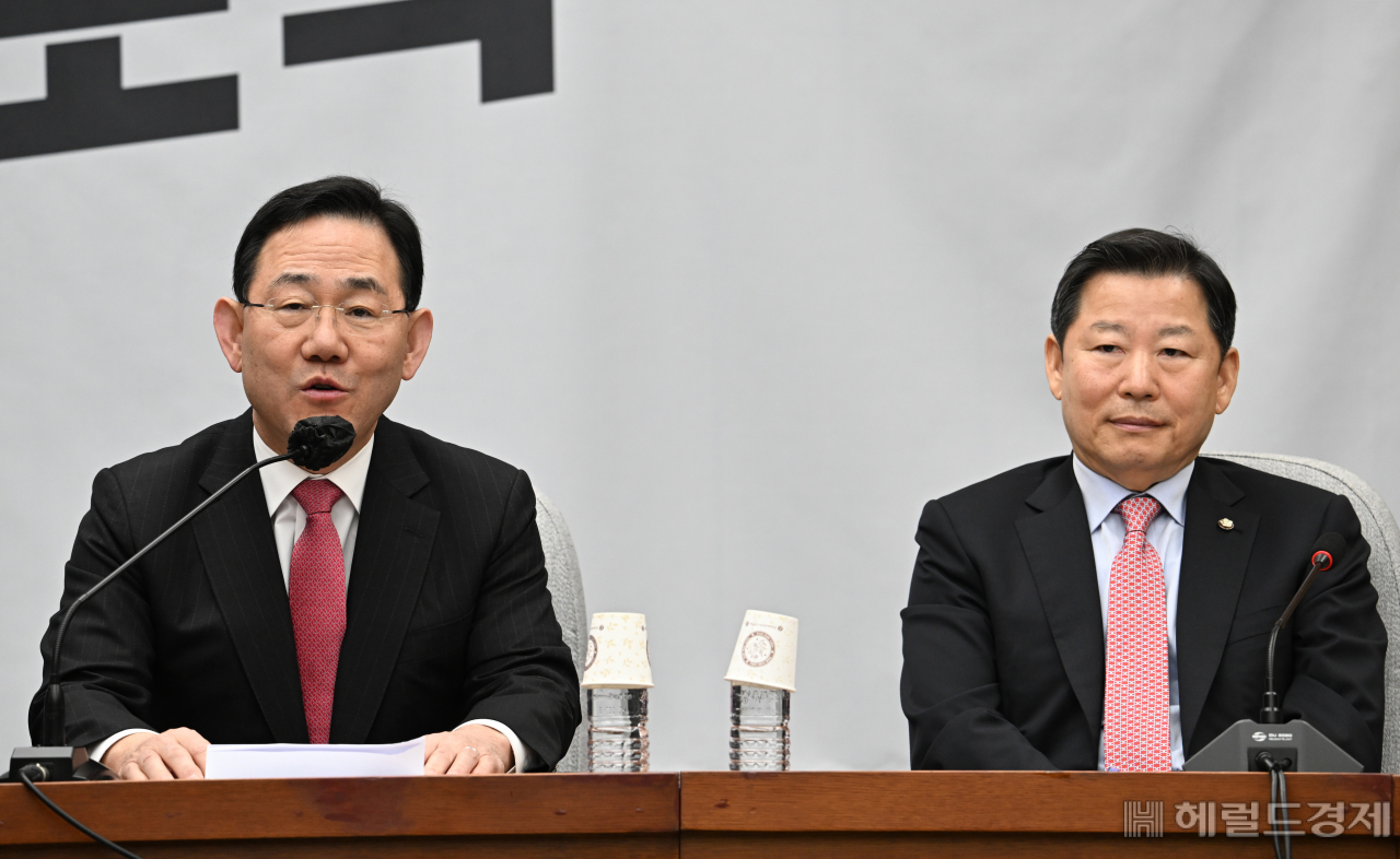 국민의힘 원내대책회의가 14일 서울 영등포구 여의도 국회에서 열려 주호영(왼쪽) 원내대표와 이철규 국민의힘 사무총장이 참석하고 있다. 임세준 기자