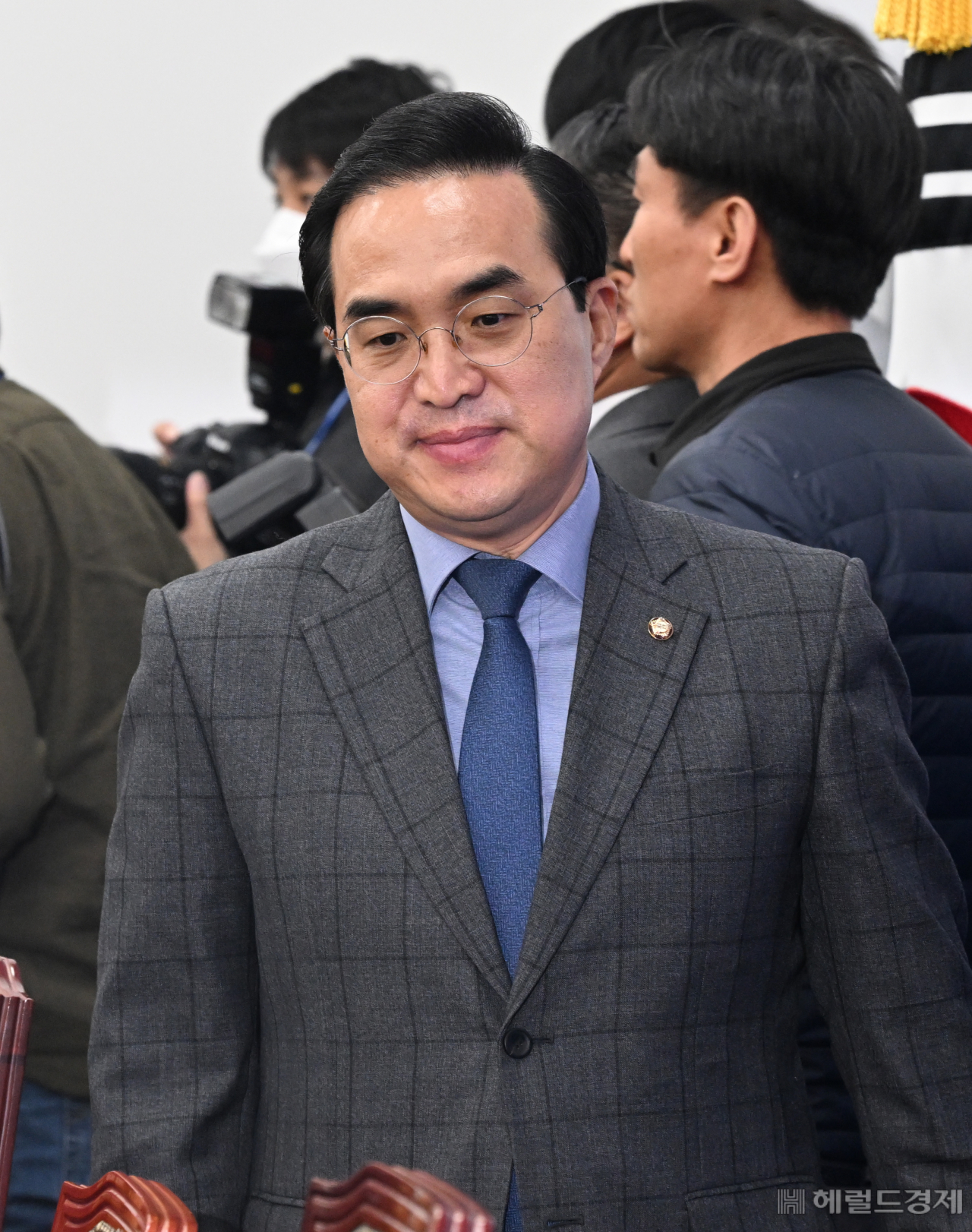 더불어민주당 원내대책회의가 14일 서울 영등포구 여의도 국회에서 열려 박홍근 원내대표가 회의실로 들어서고 있다. 임세준 기자