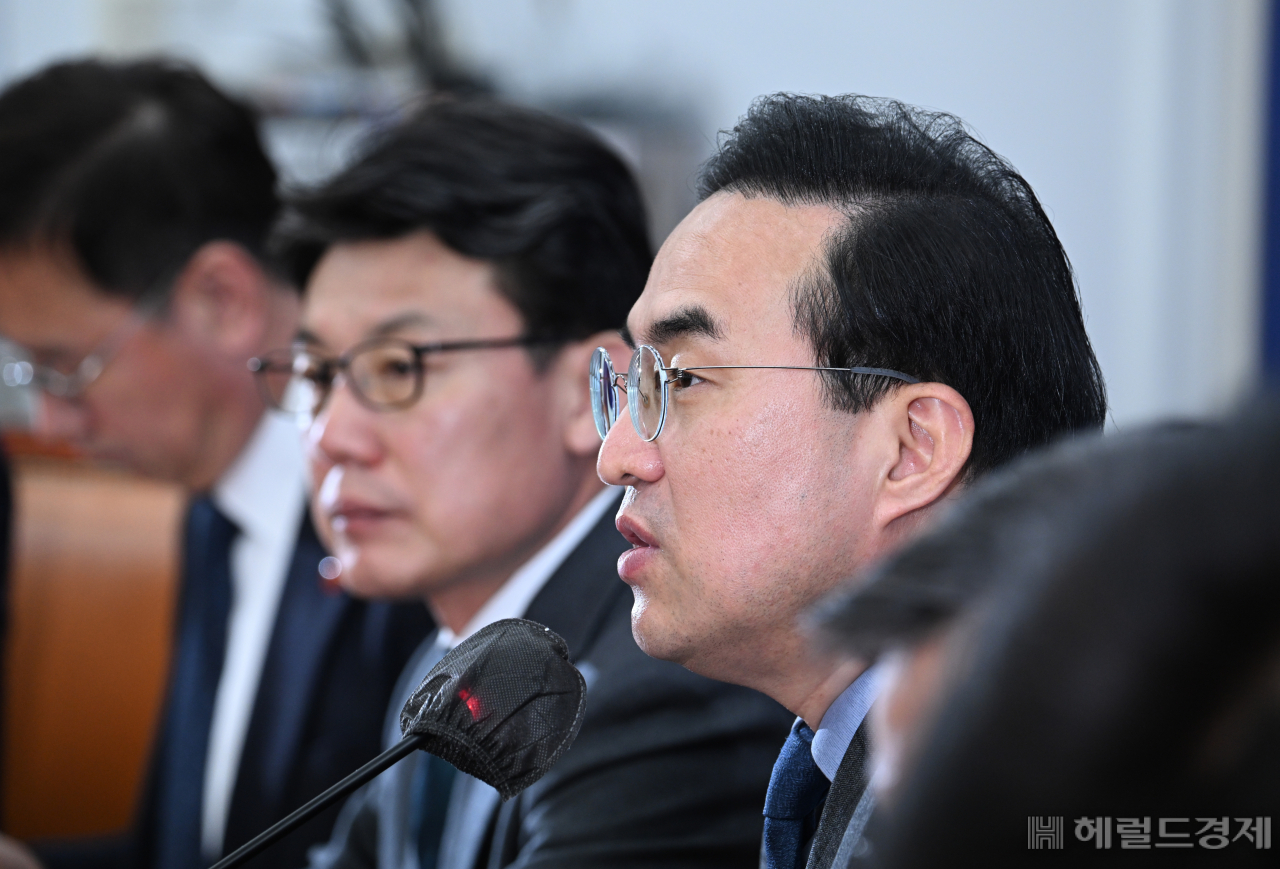 더불어민주당 원내대책회의가 14일 서울 영등포구 여의도 국회에서 열려 박홍근(오른쪽) 원내대표가 발언하고 있다. 임세준 기자