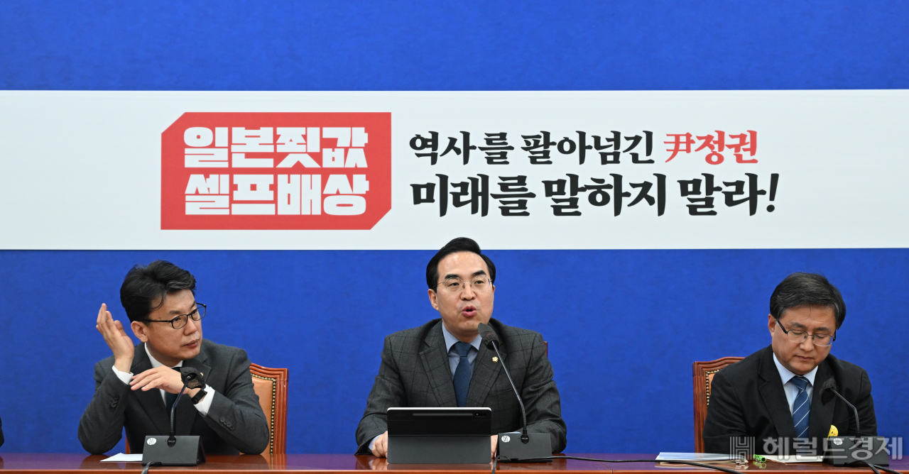 더불어민주당 원내대책회의가 14일 서울 영등포구 여의도 국회에서 열려 박홍근(가운데) 원내대표가 발언하고 있다. 임세준 기자