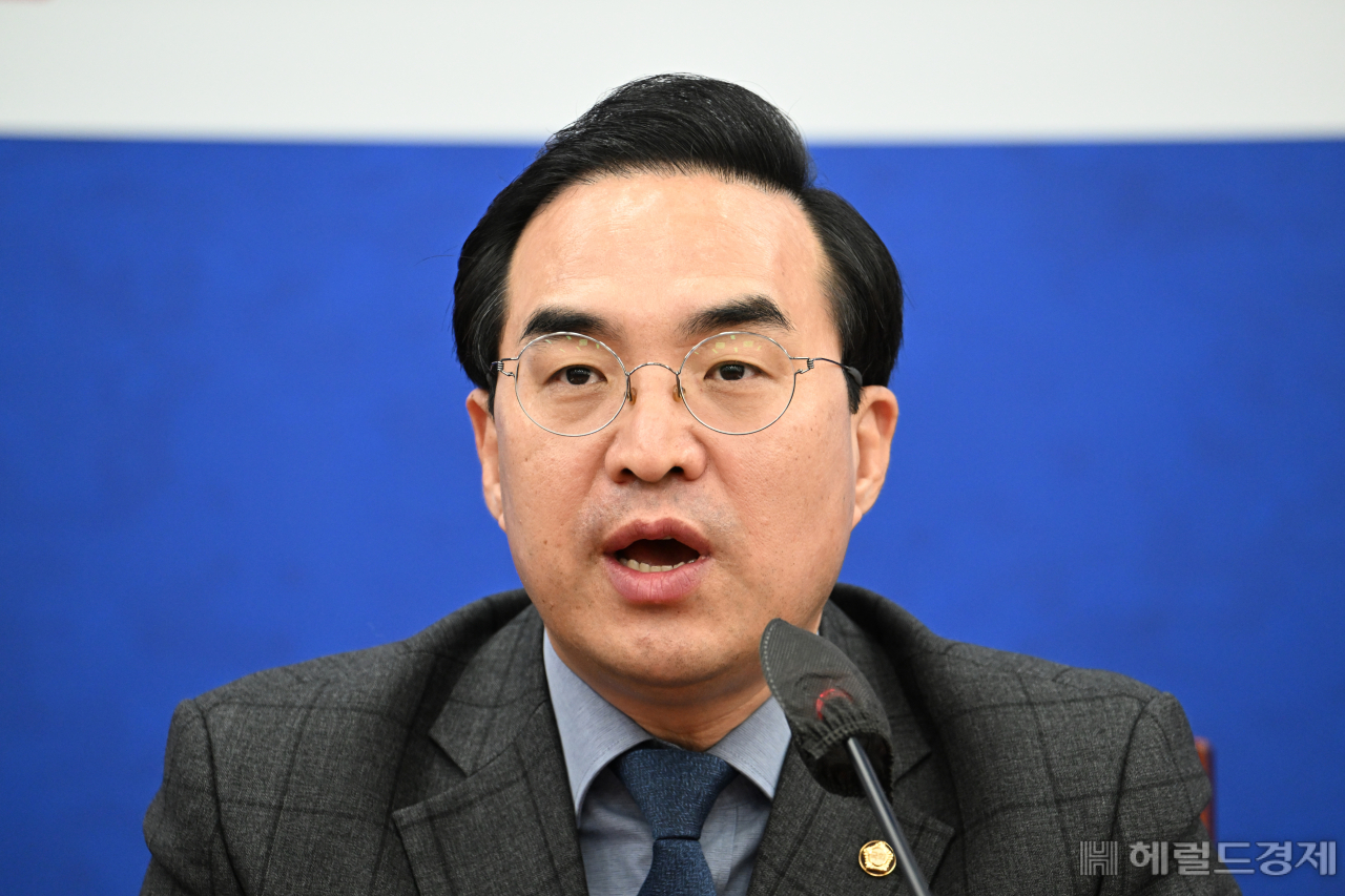 더불어민주당 원내대책회의가 14일 서울 영등포구 여의도 국회에서 열려 박홍근 원내대표가 발언하고 있다. 임세준 기자