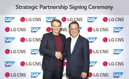 현신균 (오른쪽) LG CNS 대표와 SAP 크리스찬 클라인(Christian Klein) CEO가 양해각서 체결 후 기념 촬영을 하고 있다. [LG CNS 제공]