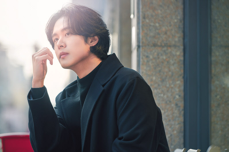 테너 김민석이 일 년의 공백 이후 자신이 가장 잘 할 수 있는 것을 들고 돌아왔다. 지난달 첫 솔로 앨범을 발매한 뒤, 단독 콘서트로 팬들과 만난다. 그는 “지금 이 공연을 생각하고 있는 순간이 너무나 행복하다”고 말했다. [아트앤아티스트 제공]