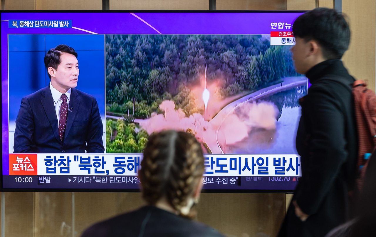 북한이 동해에 단거리 탄도미사일 2기를 발사한 14일 오전 서울역에서 시민들이 관련 뉴스를 지켜보고 있다. 합참에 따르면 군은 이날 오전 7시 41분께부터 7시 51분께까지 황해남도 장연 일대에서 동해상으로 발사된 단거리탄도미사일 2발을 포착했다. 장연은 지금까지 탄도미사일을 발사한 적이 없던 곳으로 파악된다. 미사일은 약 620㎞를 비행한 뒤 동해상에 탄착했으며, 세부 제원은 한미 정보당국이 종합 분석 중이다. KN-23 개량형으로 추정된다. 연합뉴스