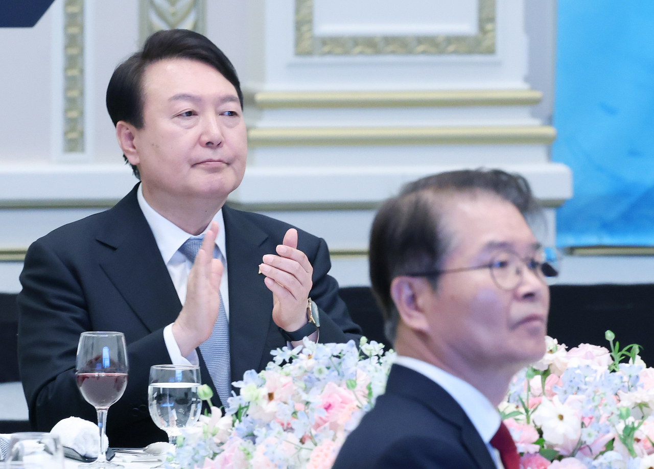 윤석열 대통령이 14일 청와대 영빈관에서 열린 일자리창출 우수기업 최고경영자(CEO)초청 오찬에서 영상물을 시청한 뒤 박수치고 있다. [연합]