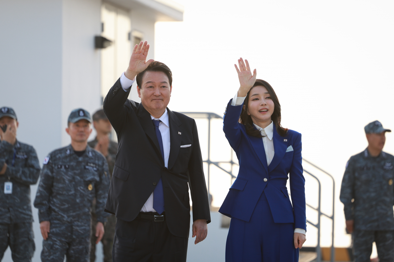 윤석열 대통령과 김건희 여사가 10일 경상남도 창원시 해군 진해기지 내에 정박 중인 우리 해군의 첫 이지스구축함인 세종대왕함에 승함, 승조원들과 인사하고 있다. [연합]