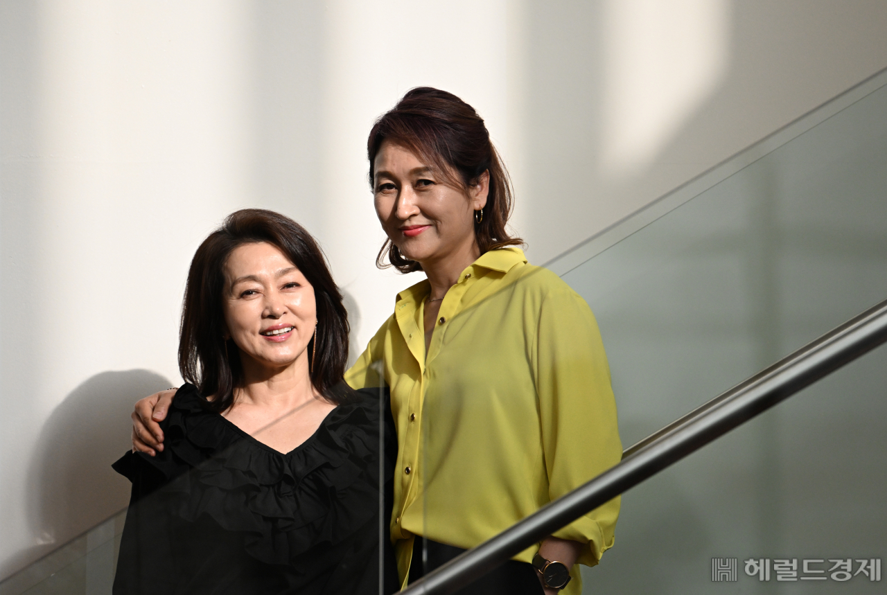 동갑내기 배우 문희경과 왕은숙이 서울시뮤지컬단의 뮤지컬 ‘다시 봄’에서 진숙 역할로 더블 캐스팅돼 관객과 만난다. 더블 캐스팅 된 배우들은 신경전이 치열하나 두 사람에게 그런 모습은 찾아볼 수 없다. 문희경은 “원래 알던 사이라 의지도 많이 되고고 든든하다”고 했다. 임세준 기자