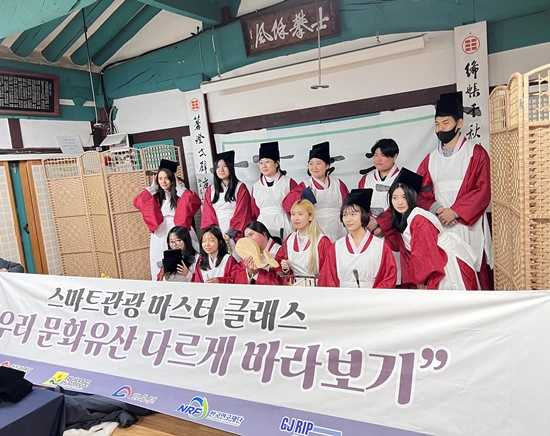 어의체험에 참여한 이들이 어의 복장을 입고 기념촬영을 하고 있다.