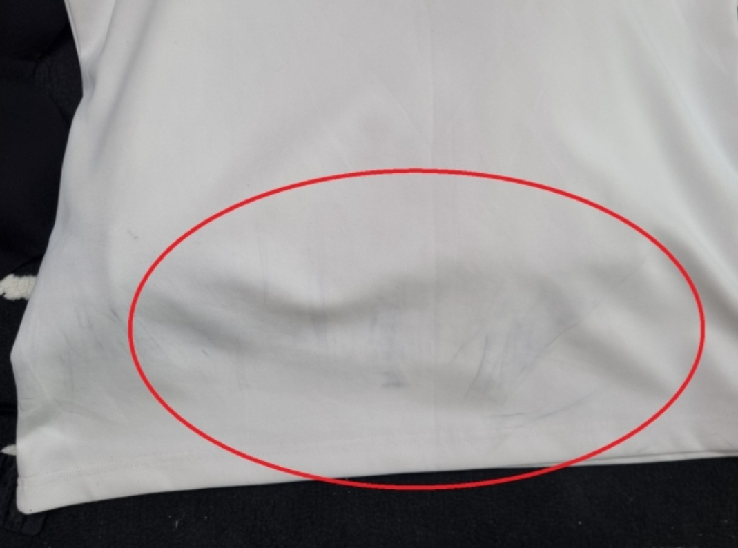 한 고객이 중국 직구 앱에서 산 바지를 티셔츠와 함께 세탁했다가 바지 염색이 빠져 티셔츠에 이염됐다. [독자 제공]