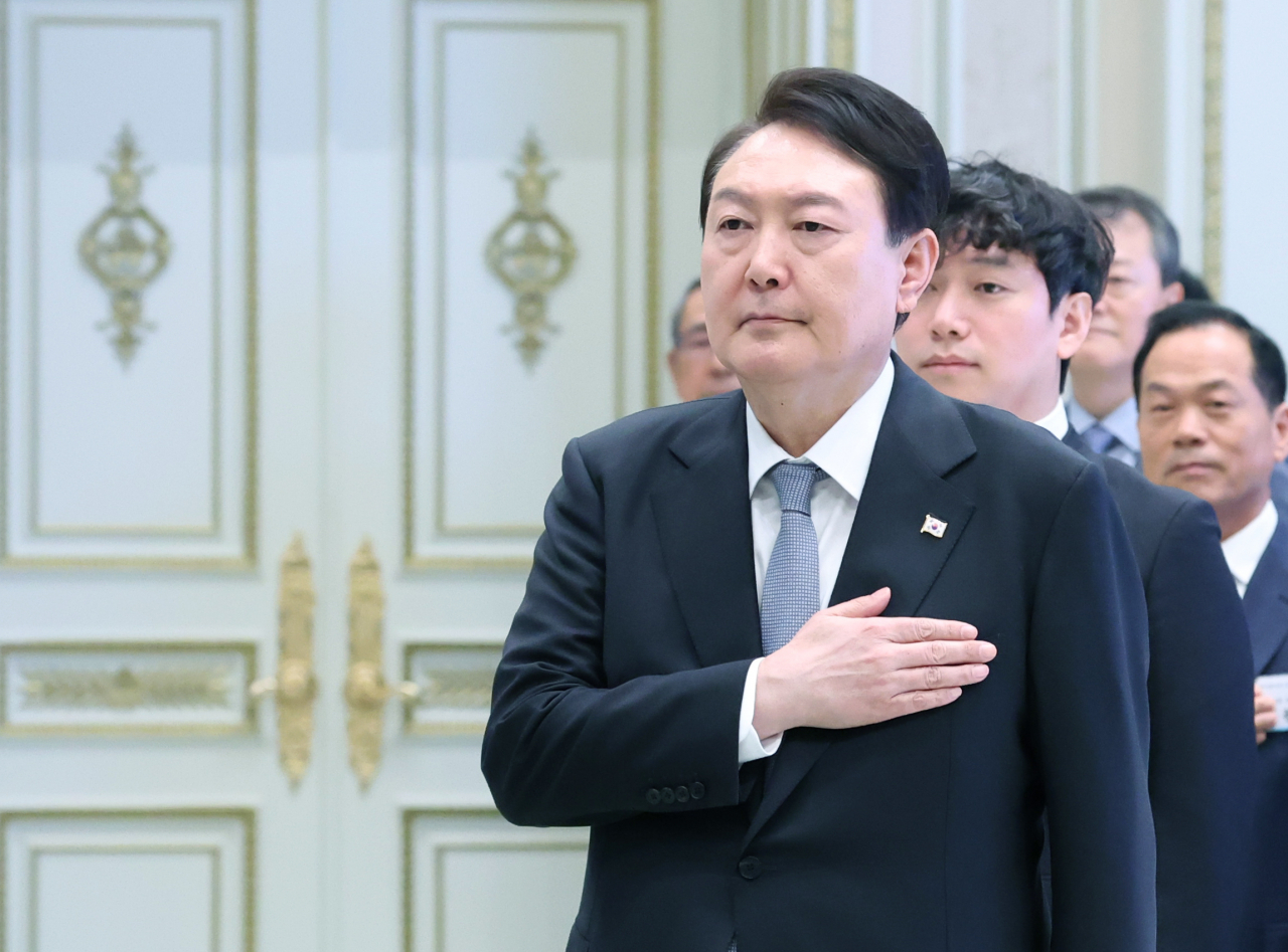 윤석열 대통령이 14일 청와대 영빈관에서 열린 일자리창출 우수기업 최고경영자(CEO)초청 오찬에서 국기에 경례하고 있다. [연합]