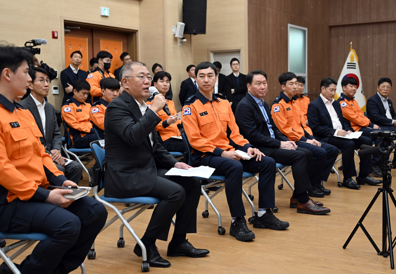 신기업가정신 협의회 ‘제1차 다함께 나눔 프로젝트 행사’에서 소방관들과 간담회에서 의견을 나누고 있는 정의선 현대차그룹 회장(왼쪽에서 두번째). [현대차 제공]