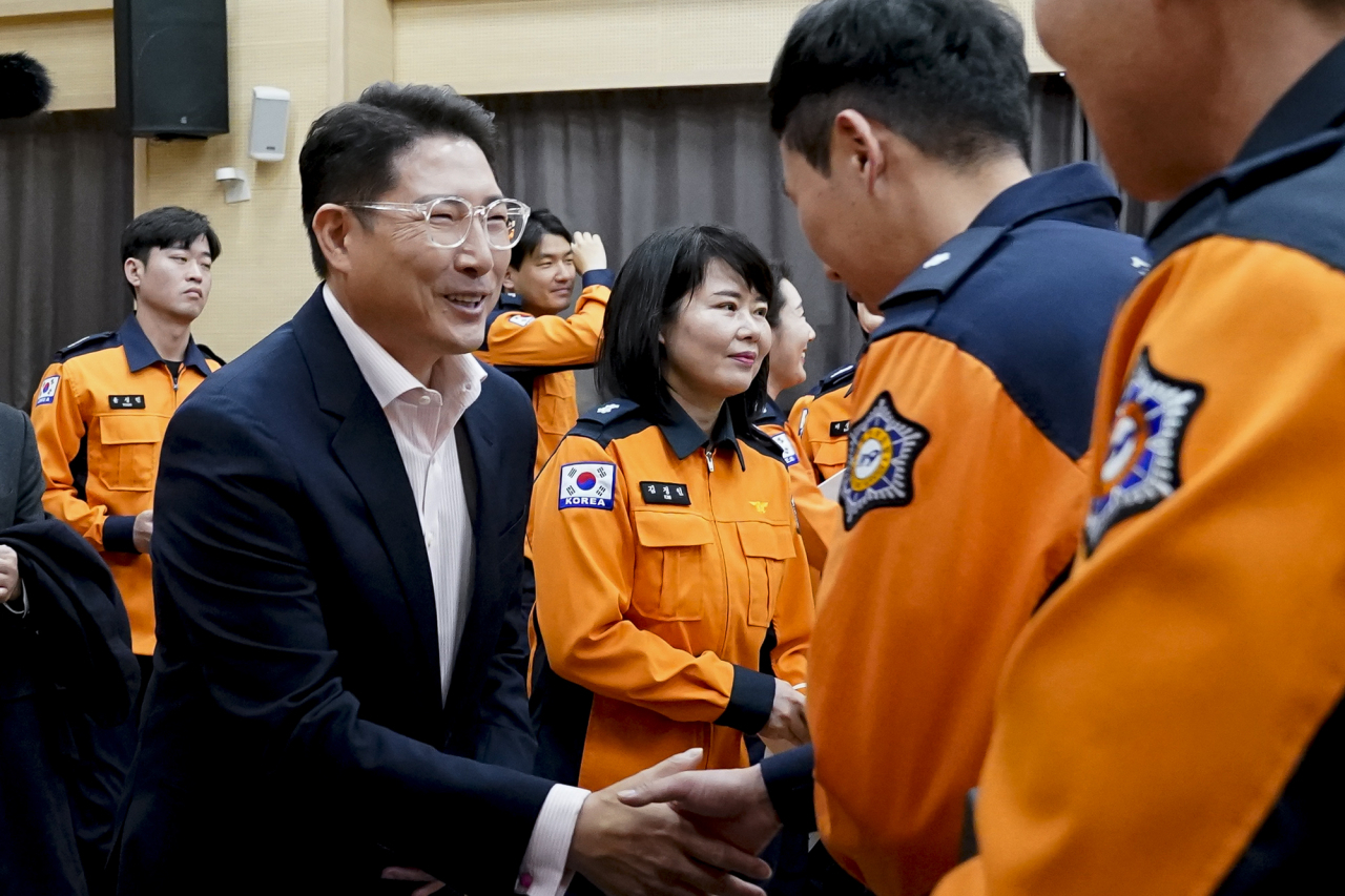 조현준 효성그룹 회장이 14일 울산북부소방서에서 열린 ‘제1차 다함께 나눔 프로젝트’ 행사에서 소방관을 만나 인사하고 있다. [효성 제공]