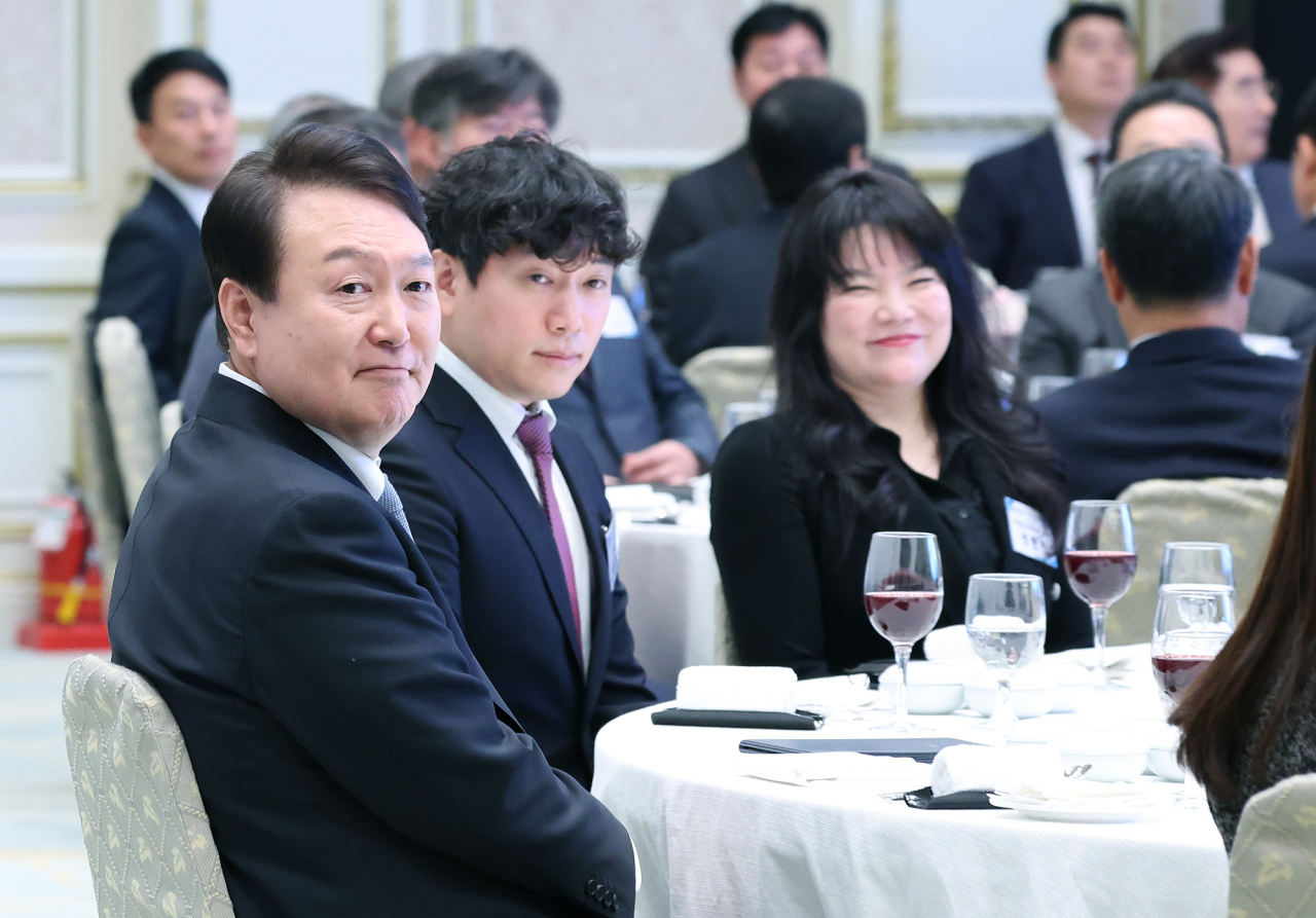 윤석열 대통령이 14일 청와대 영빈관에서 열린 일자리창출 우수기업 최고경영자(CEO)초청 오찬에서 사회를 맡은 개그맨 허경환(허닭 대표이사)씨의 발언을 듣고 있다. 허경환 대표이사는 경력단절 여성 적극 채용, 여성이 일하기 좋은 환경 조성 등의 공로로 지난해 국무총리 표창을 받았다. [연합]