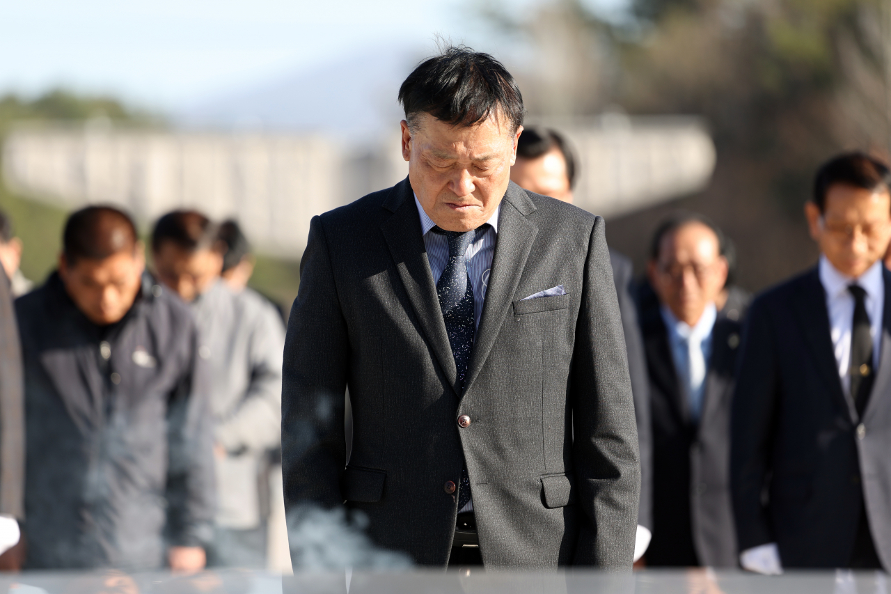 14일 오후 광주 북구 국립 5·18 민주묘지에서 제3공수여단 중사 출신으로 5·18 진압작전에 투입됐던 김귀삼씨가 묵념하고 있다. 김씨는 이날 5·18 부상자회와 공로자회의 초청으로 광주를 찾아 당시 작전 상황 등을 증언했다. 연합뉴스