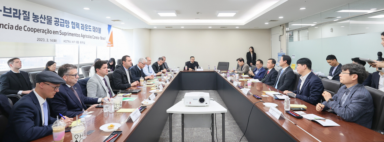 14일 코트라 서울 염곡동 본사에서 브라질 파라나주 경제사절단과 코트라 관계자들이 ‘한·브 농산물 공급망 협력 라운드테이블’ 및 ‘스마트팜 제품·기술 수출 상담’을 진행하고 있다. [코트라 제공]