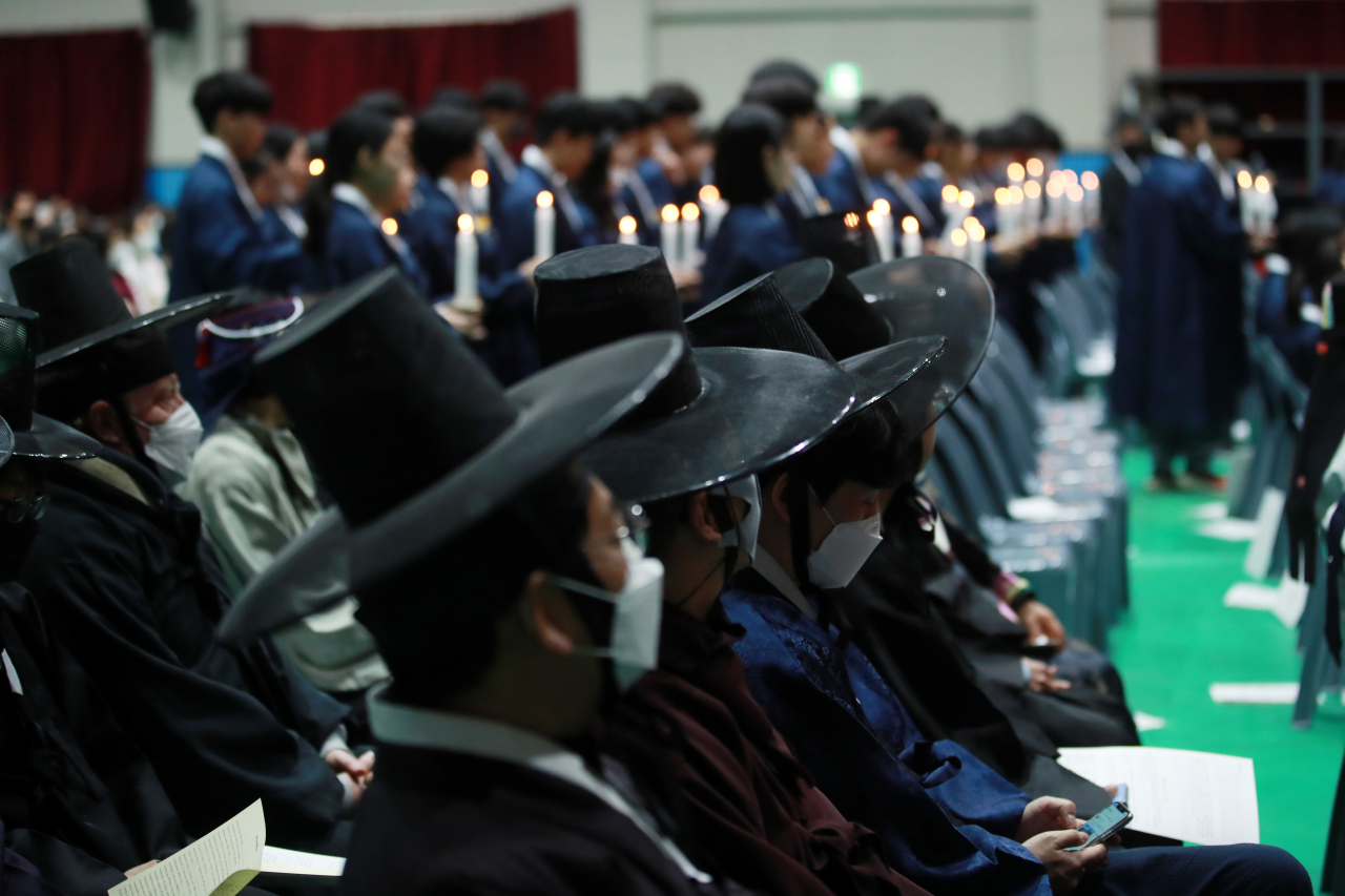 지난 1일 강원 횡성군 민족사관고등학교에서 제28회 입학식이 열려 입학생들이 3·1절 제104주년을 기념하고자 촛불 의식을 거행하고 있다(사진은 기사 내용과 관련 없음). [연합]