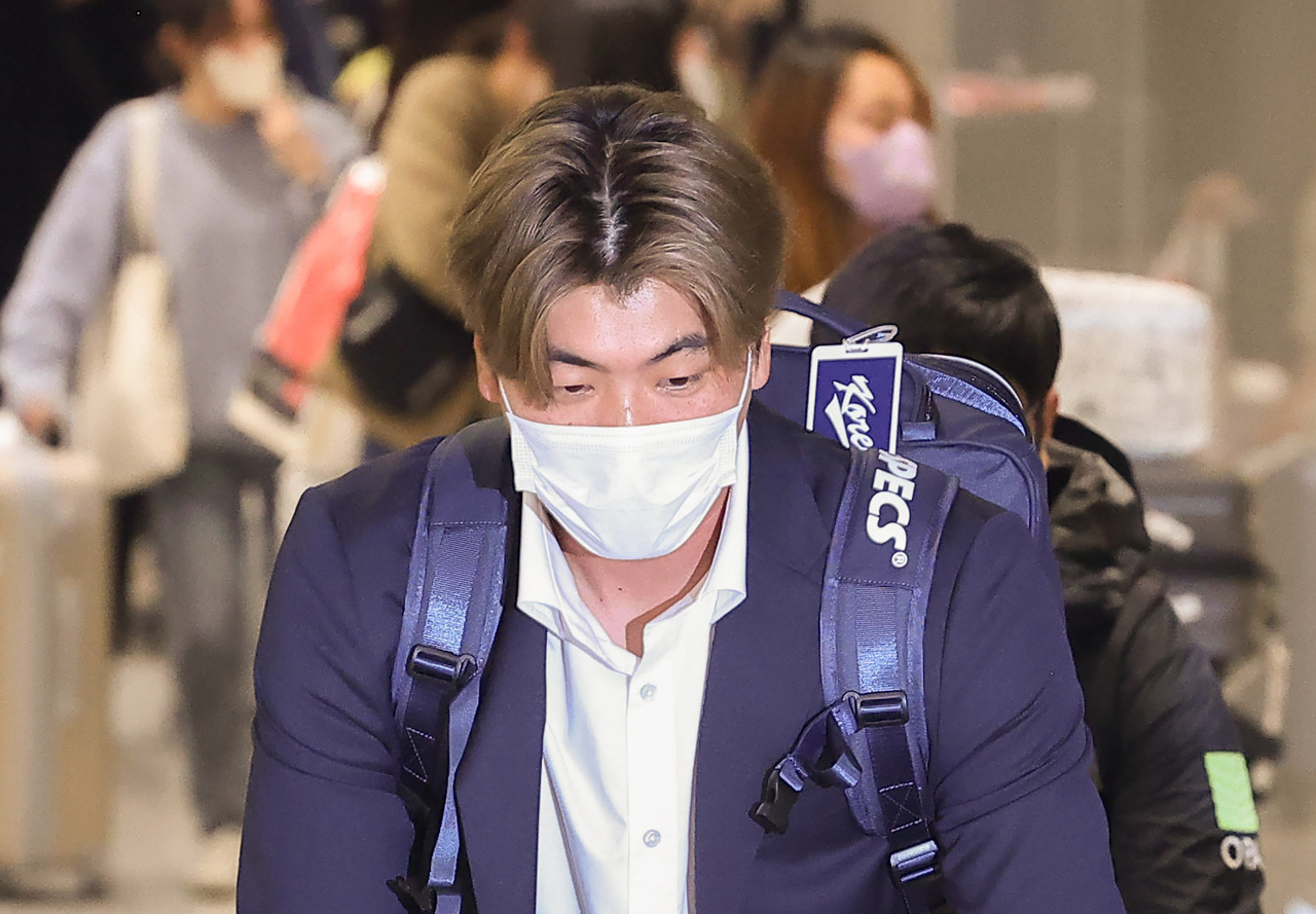 14일 오후 인천국제공항 2터미널을 통해 귀국한 한국 야구대표팀 투수 김광현. [연합]