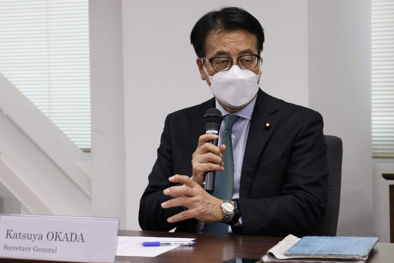 지난 9일 오카다 가쓰야 일본 입헌민주당 간사장이 도쿄에서 개최한 외국 언론 특파원 대상 간담회에서 한국이 지난 6일 발표한 일제강점기 강제징용 배상 해법에 대한 의견을 말하고 있다. [연합]