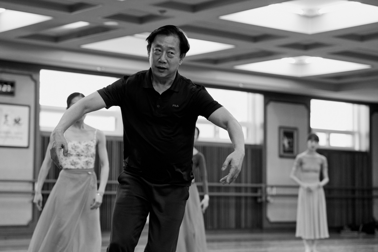 Artistic director Liu Bingxian of the Universal Ballet watches dancers practice “Korea Emotion.” (Universal Ballet)