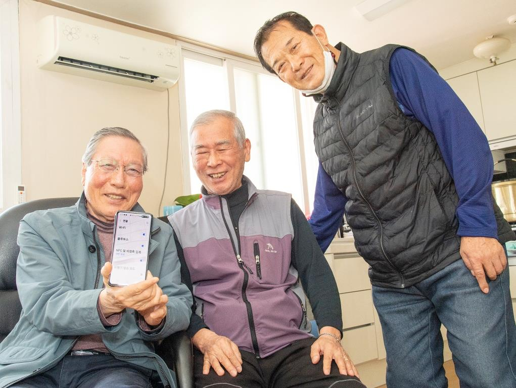용산구 경로당에서 어르신들이 와이파이를 통해 스마트폰을 사용하고 있다. [용산구 제공]